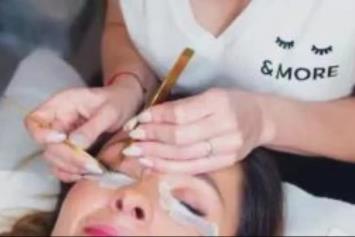 Una trabajadora de Lashes&More abre una franquicia 