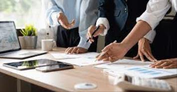 Selección de servicios de gestoría: contabilidad, nóminas y cumplimiento fiscal.